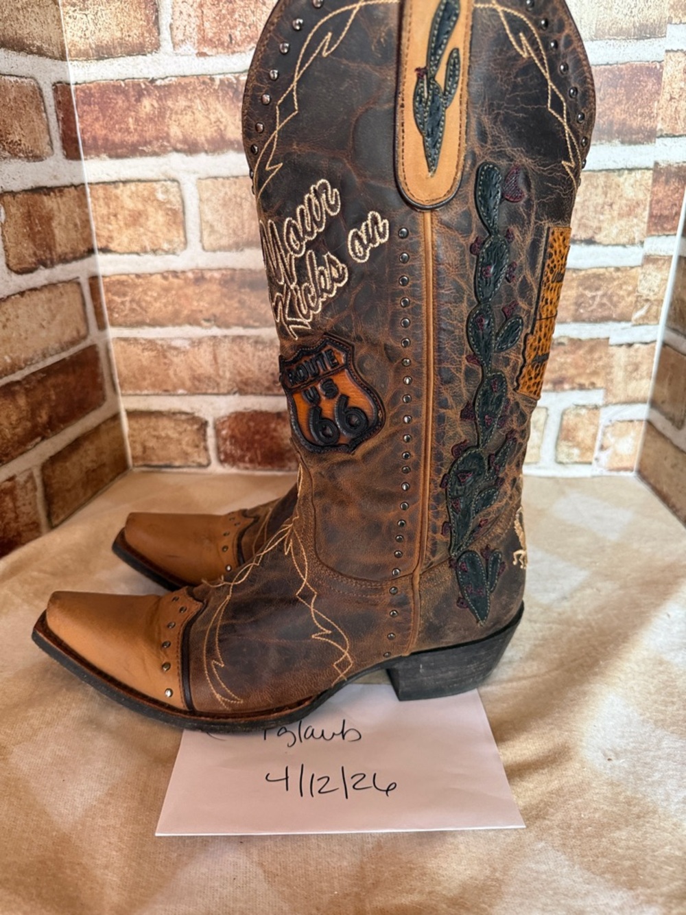 Old Gringo Brown kicks on route 66 - Picture 6 of 13